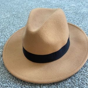 Medium rimmed hat